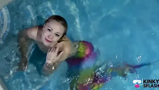 Пленная русалка соблазняет тебя в бассейне