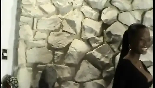 Adegan bts cewek kulit hitam suka berpose, berbicara dan beberapa hal lesbian nakal - di belakang layar
