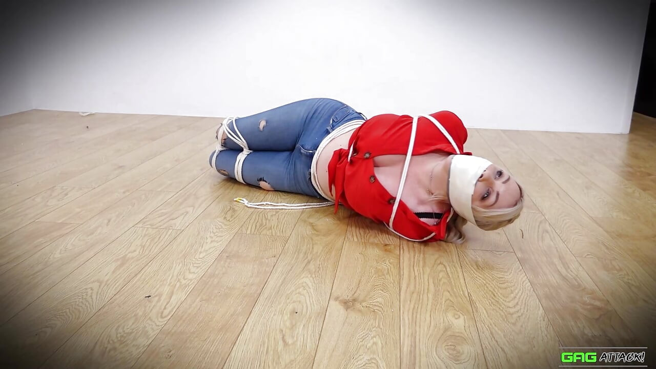 Несколько женщин связали клейкой лентой, заткнули рот кляпом и связали