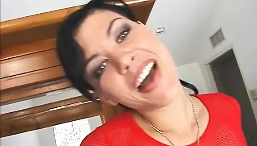 Çekici koyu saçlı bebek yüzüne boşalana kadar sert sikiliyor