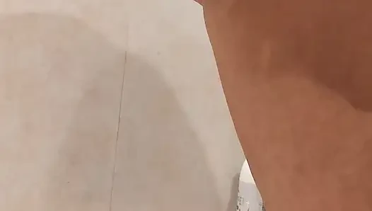 Amcık tıraşı yakın çekim. Sıkı amcığımı üvey kardeşim için hazırla. Bu gece bana girmesine izin veriyorum