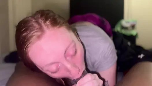 Genç amcık canavar büyük zenci yarağı tarafından genişletiliyor ve dölleniyor