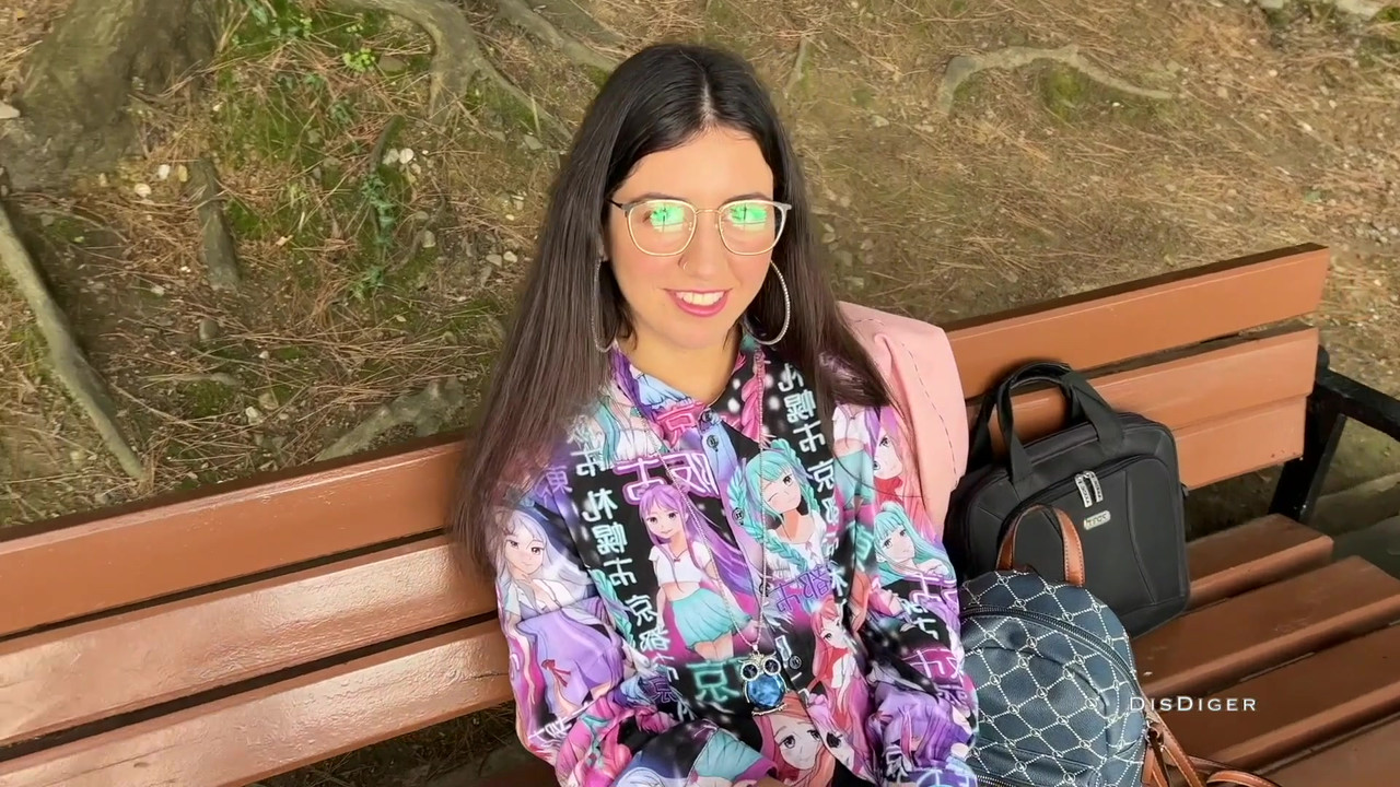 在街上捡到一个美眉，操了她，还戴上了她的眼镜