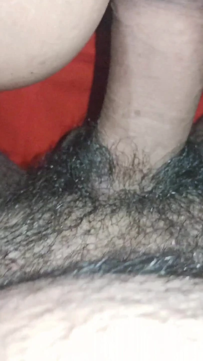 Zapanjujući trenutak od "Seksi snaja je pušila zemlju i pila vodu iz njenih usta"
