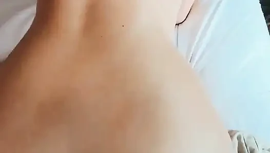 Ünlü ateşli evli kadın kocasına ev yapımı seks kasetinde biniyor