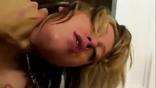Heiße blondine mit saftigem arsch liebt es, zu lutschen und hart geknallt zu werden