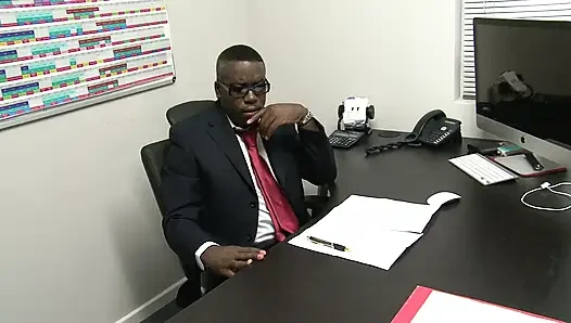 Tatlı esmer ıslak amına sert bir büyük zenci yarağı alıyor