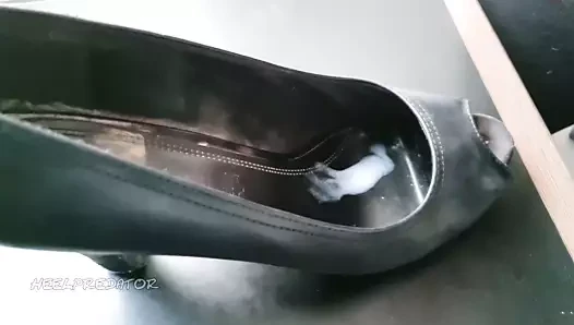 Meminjam peeptoes isteri saya secara ringkas untuk pancutan mani