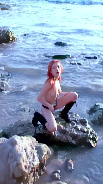 Angie Kiss: Η μικροκαμωμένη κοκκινομάλλα πορνοστάρ Angie Kiss βγάζει ρούχα στην παραλία