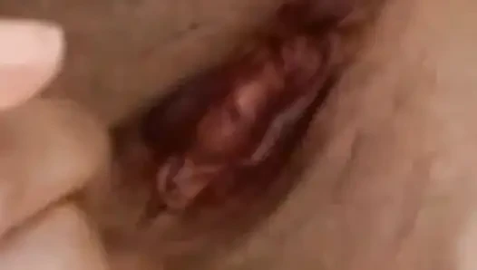 Cewek ini lagi asik muasin memek sempitku sendirian