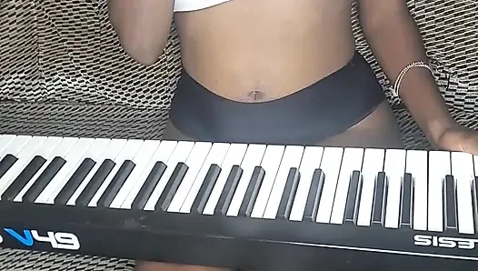 pianistin squirtet im studio