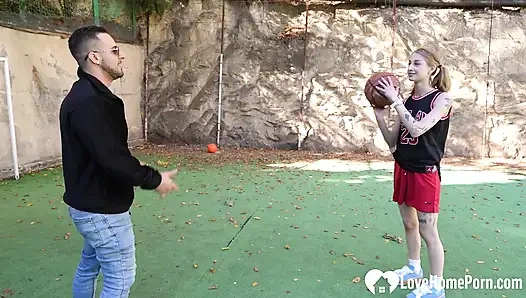 Gadis bola basket ngaceng kontol besarku