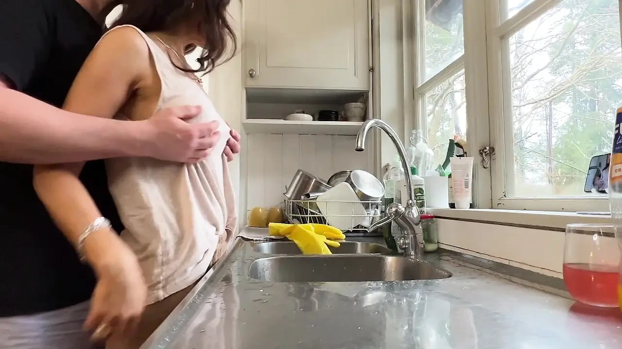 欲火中烧的妻子在厨房洗碗时被性交