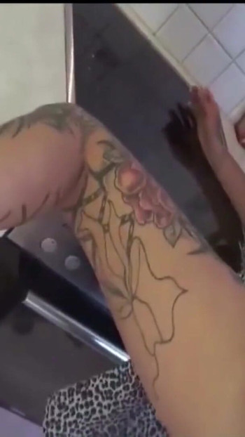 Spektakulärt ögonblick från "Tyska styvsyster Kitty fångade honom runka och hjälpa till med Anal"