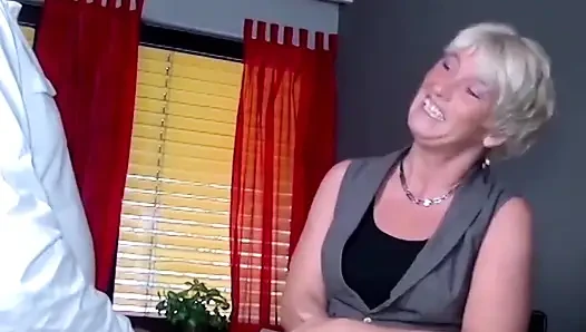 İnleyen sürtük taşakları tamamen boşalana kadar biniyor