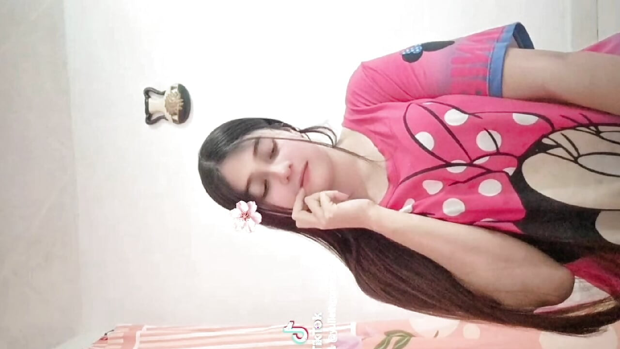 Saya melihatnya masturbasi, lalu saya mendekatinya dari belakang dan menidurinya di pantat.