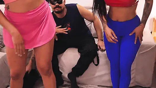 Мы приглашаем соседа трахать нас с Наталией Фокс