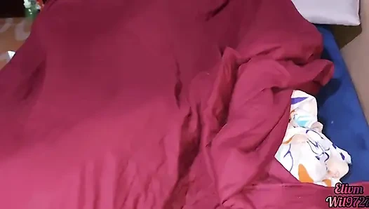 Desi xxx bermain di antara seprai dengan saudara tiri