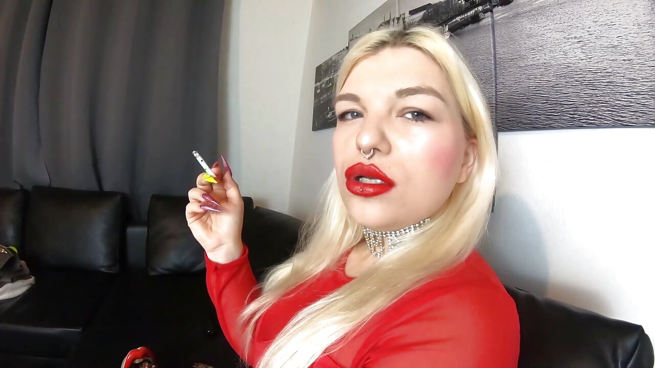 Chain Smoking 2 papierosy z dużymi czerwonymi ustami