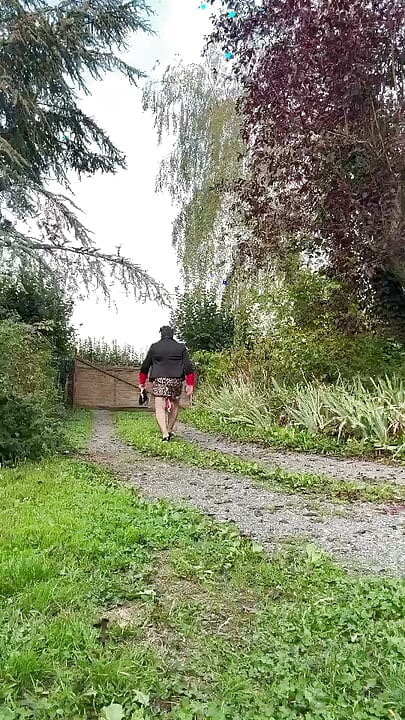 Gekleed in een strak luipaardrokje voor een avondje uit