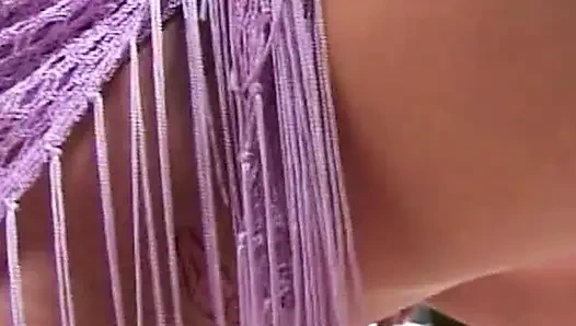 Heißer Handjob auf dem Sofa