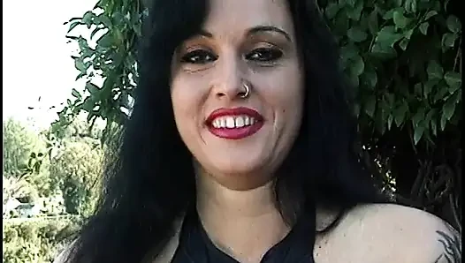 Yuvarlak memeli azgın açık havada yarak penetrasyon için yalvarıyor