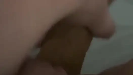 Sarışın orta yaşlı seksi kadın amını dildoyla sikiyor