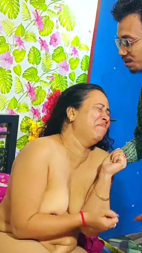 Indian Bhabhi cheated with her husband when her husband was not there, she called her friend and fucked him | Clip 1