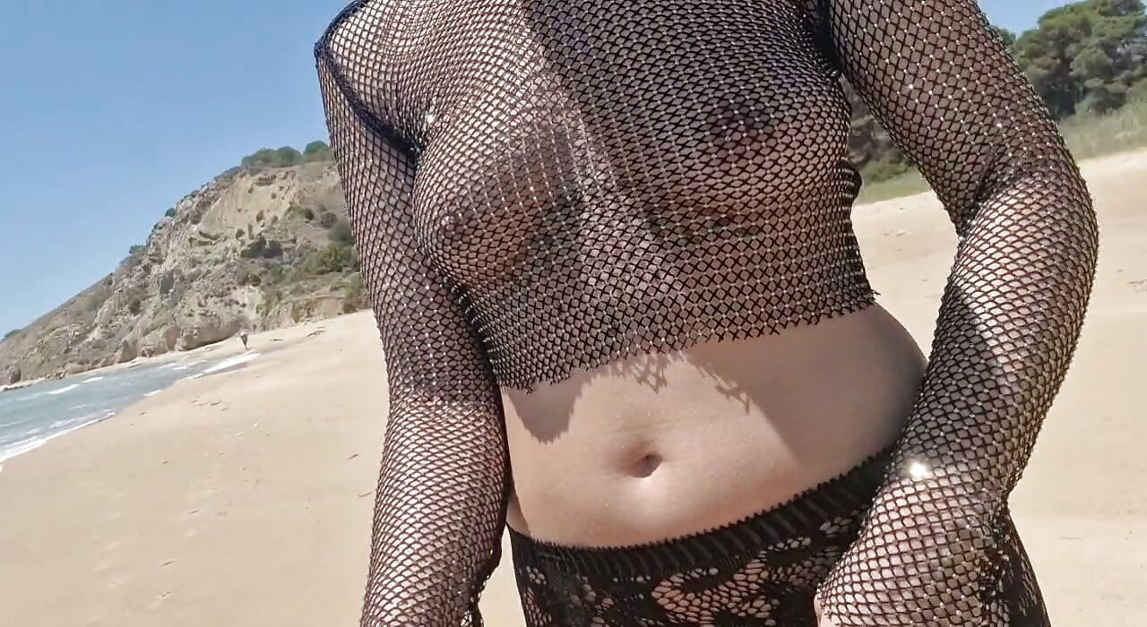 mostrando peitos e buceta na praia