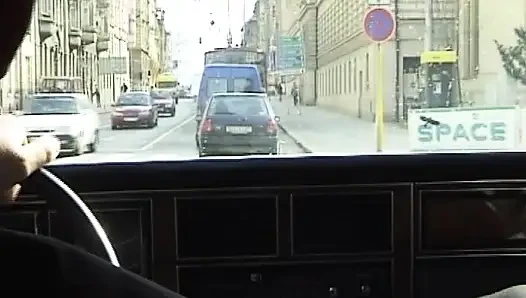Она немецкая офисная секретарша, которая любит ублаговать своего босса в машине