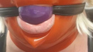Use mi ballgag púrpura de 38 mm con un mssk de látex rojo