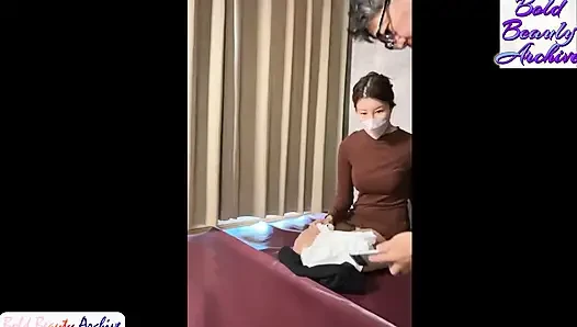 Die Brust einer üppigen, reifen Frau schwankt in roher und intensiver Stimulation. Geheime optionale Vibrationen, unwiderstehlich attraktiv!