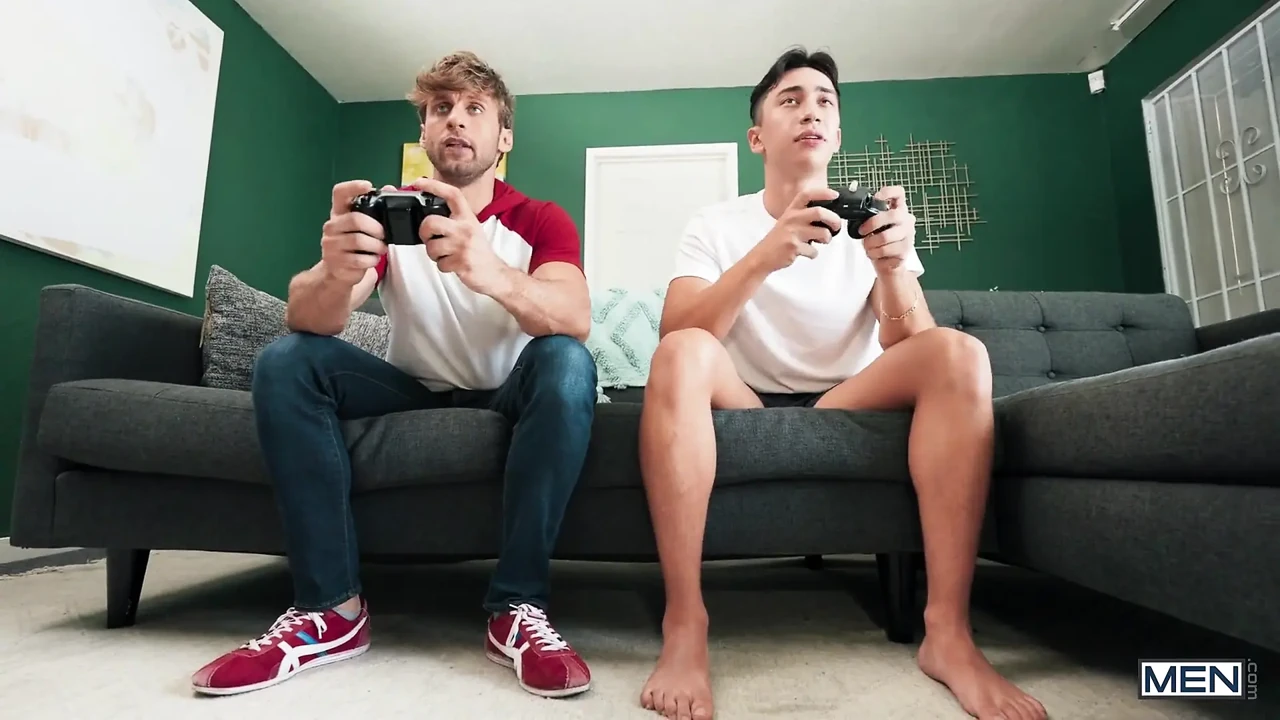 Men – Muscular Hunks Dom King and Cameron Neuton Take Turns Fucking Matthew Ellis’s Tight Ass