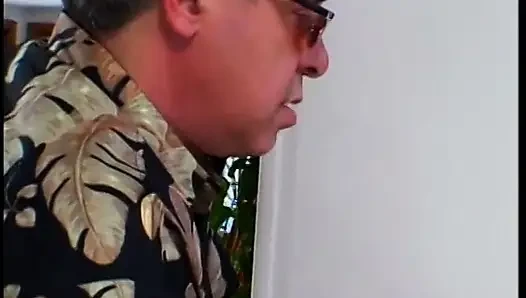 Uzun saçlı sarışın amcığını yalatıyor ve içeride kanepede sikiliyor