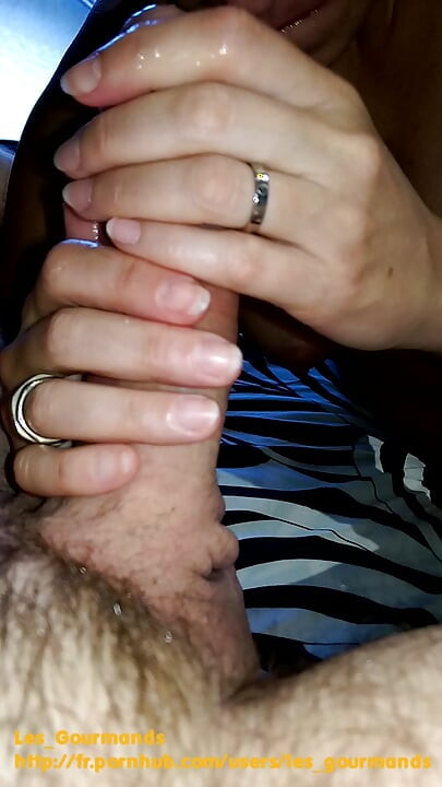 Matură sexy franceză îi oferă soțului ei o muie incredibilă, jucându-se cu sperma lui fierbinte și limba ei