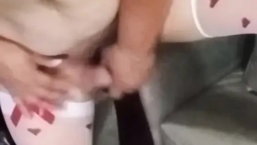 Üvey annemin ikinci bölümü fışkırtana kadar dildoyla oynuyor