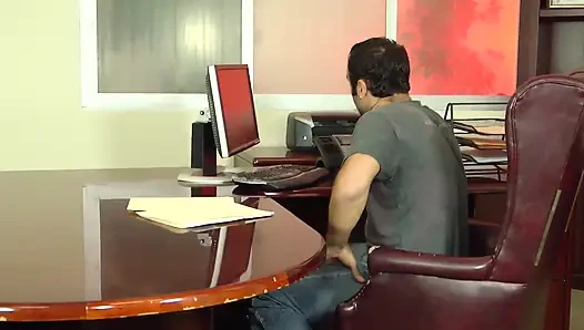 Sarışın canavar bir yarağı emiyor ve sonra ağzına boşalıyor