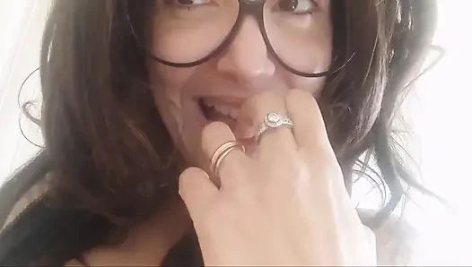 Üvey oğlum, gelinliğimi beğendin mi? Seninle evleneceğim ama sen ne yapıyorsun? Yapılamayacak!