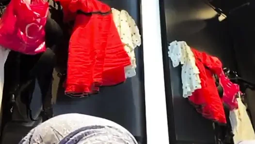 Много сквирта и трахаю пальцами розовую киску на публике