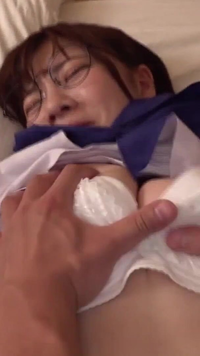 Saf ve masum, siyah saçlı, liseli kız kıyafeti, güzel kız, dölleme 4 | Klip 2