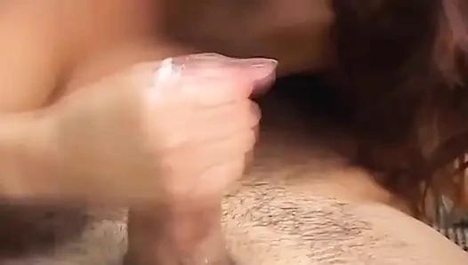 Sesi makan memek tante semok rambut cokelat ini dientot habis-habisan sampai muncrat