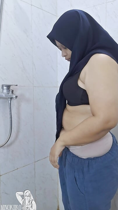 Azgın tesettürlü köylü baldız sıkı bakire amını tıraş ederken seksi çıplak vücudunu ortaya çıkarıyor - minokiiko