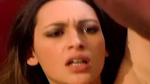 Schau zu, wie diese zierliche schlampe schwanz reitet und es überall kommen lässt