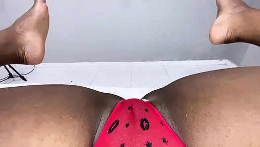 Ich liebe es, neues spielzeug zu benutzen, um meine vagina zu verwöhnen