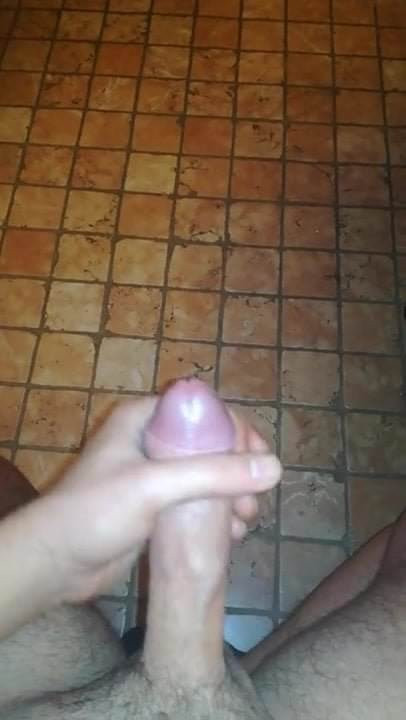 Pancutan mani di atas lantai