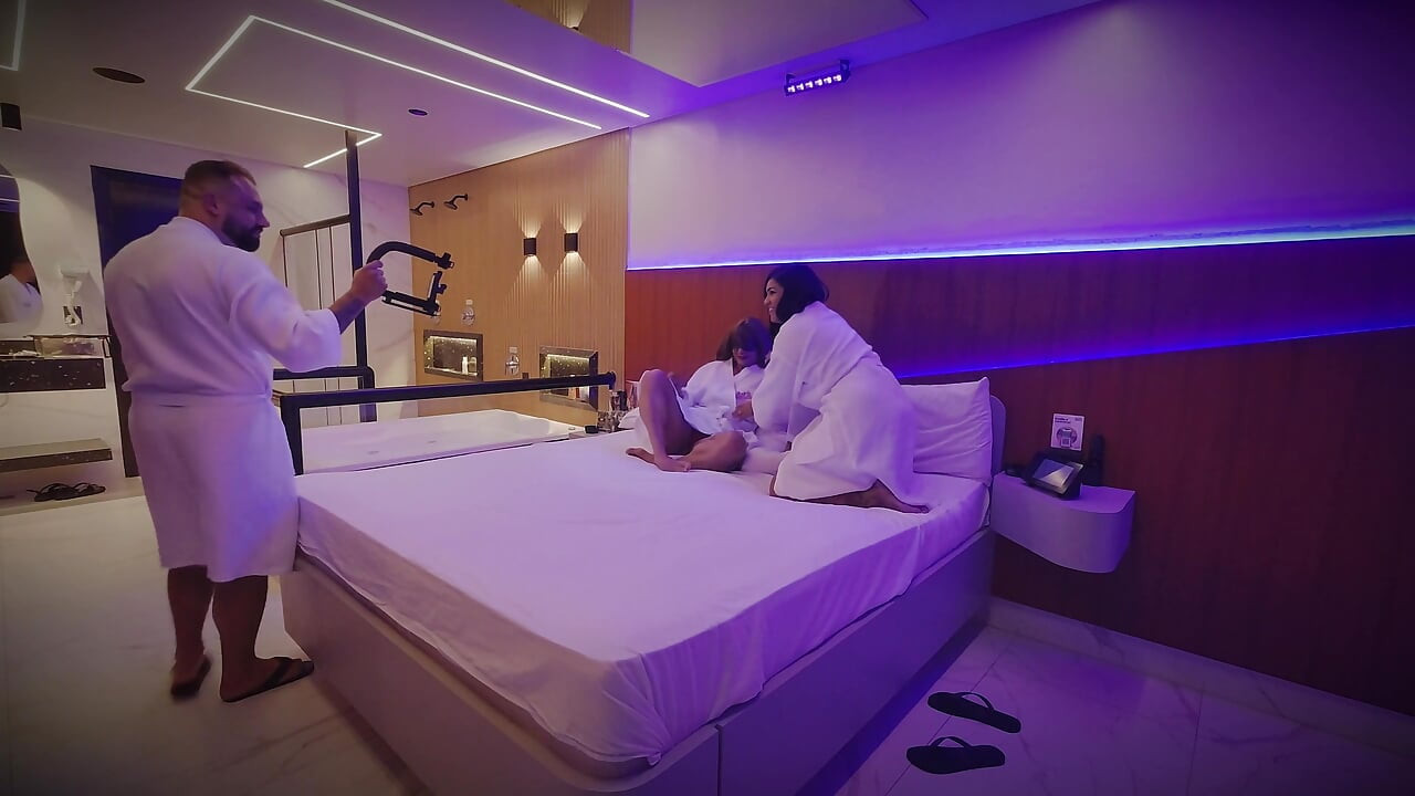 हॉट मंच के पीछे मैं चोदने लायक मम्मी की चूत और बड़ी चूत वीर्य से भरता हूं!