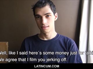Худенькая латинская курьерская девушка в любительском видео получает деньги, чтобы трахнуть незнакомца
