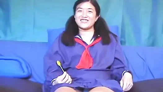 Cewek Asia mungil di kontol dengan seragam kampus