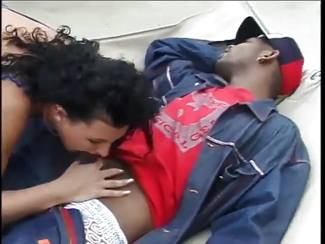 Doamna cu forme Ravenhaired Michele Raven se bucură de dansul pe ușa din spate cu un armăsar negru bine atârnat