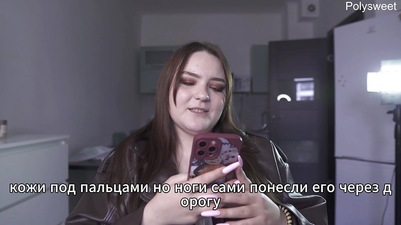 Historia porno - ella estaba desnuda jugando con el vendedor mientras los clientes pasaban de largo (ruso, dominatrix ligera, desnuda en público)